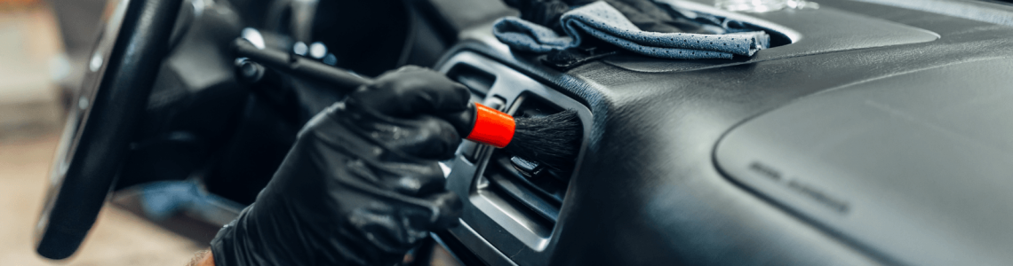 Detailing interiéru krok za krokem: Od vysávání až po ošetření plastů a kůže