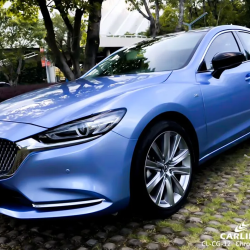 Světle modrá lesklá metalická fólie