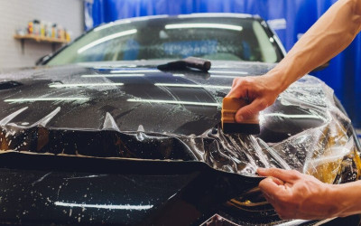 Jak nalepit polyuretanovou ochrannou fólii na kapotu