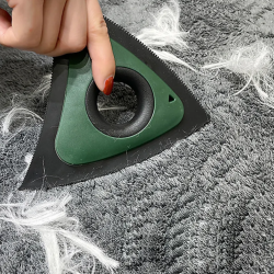 Odstraňovač zvířecích chlupů do auta