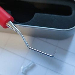 Jehla na odstraňování přebytečné fólie