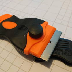 Škrabka se žiletkou